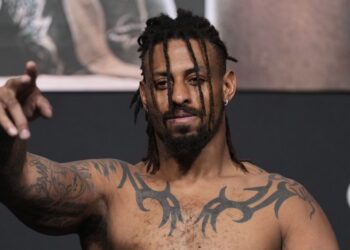 Greg Hardy snaps losing streak, wins boxing bout via corner stoppage