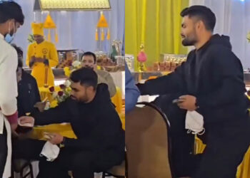 Watch: Rinku Singh distributes money to helpers in noble gesture, video goes viral l CricTracker