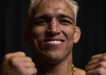 Charles Oliveira will defend ‘hardest division’ against featherweight invaders — ‘I can knock out Ilia Topuria’
